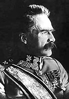 Józef Piłsudski, uno de los generales que participó en la batalla de Varsovia contra los soviéticos en la Guerra polaco-soviética, ejerció un poder dictatorial en la Polonia del periodo de entreguerras, entre las amenazas soviética y alemana.
