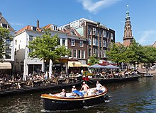 Das Rathaus und Boote im Nieuwe Rijn