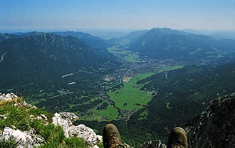 zwischen Ammergauer Alpen und Estergebirge (Wank und Hoher Fricken), a view downstreams to N