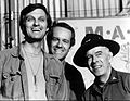 zleva: Alan Alda (Hawkeye Pierce), Mike Farell (B. J. Hunnicutt) a Harry Morgan (Sherman T. Potter)