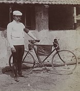 Maurice Garin au départ de la première étape du premier Tour de France (Villeneuve-Saint-Georges 1903).jpg