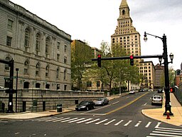 Korsningen Arch Street och Prospect Street i Hartford med stadshuset och Travelers Tower.