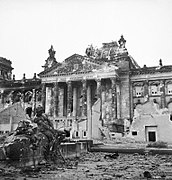 İkinci Dünya Savaşı Bombardımanlarından Sonra Reichstag, 1945