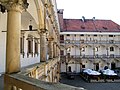 Les arcades dans la cour du château.