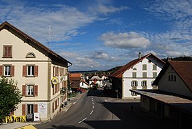 Dorfstrasse von Prez-vers-Noréaz von der Kirche aus gesehen