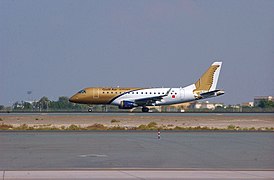 Embraer E170 fra Gulf Air på bakken på Dubai internasjonale lufthavn i 2010.