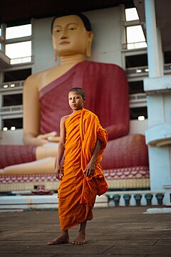 Buddha szobra egy szerzetesfiúval