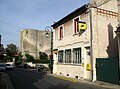 Le donjon, le monument aux morts et la poste d'Ambleny.