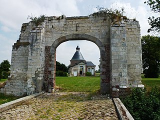 Le château du Quesnoy, vestiges et chapelle.