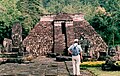 烏拉火山山坡上的蘇庫神廟（英语：Sukuh temple）（15世紀）