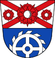 Gemeinde Weigendorf Geteilt von Silber und Blau, oben ein rotes Andreaskreuz belegt mit einer roten heraldischen Rose mit silbernem Butzen und beseitet von je einer roten heraldischen Rose mit silbernem Butzen, unten ein wachsendes silbernes Mühlrad.