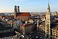 Neies Rathaus ond Weibenkirche in Müncha