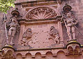 城門塔正面の「門の巨人」と盾を掲げる獅子のレリーフ