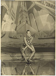 Joséphine Baker ballant el xarleston al teatre Folies Bergère de París en l'espectacle Revue nègre 1926 (fotografia de Waléry)