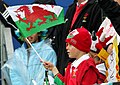 Cymro ifanc yn gwisgo crys ei dîm cenedlaethol yn ystod Cwpan Rygbi'r Byd 2011.