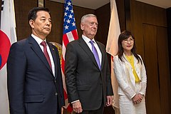 左から韓国の韓民求国防部長官、カーター国防長官、稲田（2017年6月3日）