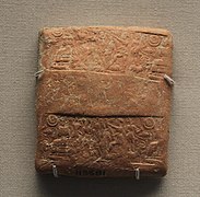 Enveloppe de tablette avec impression de sceau-cylindre (répétée deux fois sur la face), avec des héros combattant, le dieu de l'Orage, et une divinité aux eaux jaillissantes.