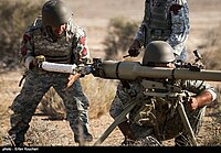 イラン海軍海兵隊のSPG-9無反動砲 射手が照準を付けながら砲尾から装填手が砲弾を装填している様子