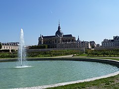 Le grand bassin, et la cathédrale Saint-Louis.