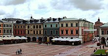 Kolorowe kamienice przy rynku w stylu renesansowym