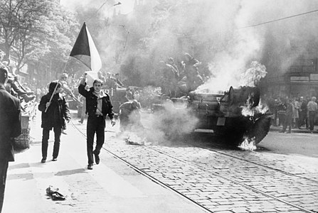Tanc sovietic distrus in timpul Primaverii de la Praga