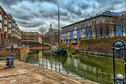 Alter Hafen, noch mit „Aalschokker“ (2014)