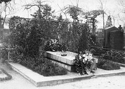 Grab auf dem Invalidenfriedhof (1931)