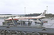 photographie en couleur d’un avion décoré d’une sérigraphie rouge et blanche