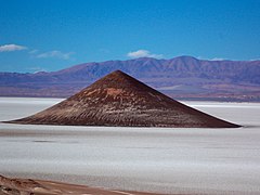 Cono de Arita en el salar de Arizaro, provincia de Salta