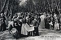 Madame de Lécluse animant un atelier en plein air de guipure d'Irlande dans le parc du château de Locquéran en Plouhinec (vers 1910, carte postale Villard)