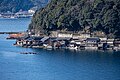 急峻な山と海の間の狭い平地に建つ船屋