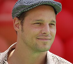 Justin Chambers esittää Alex Karevia.