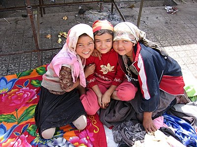 Nenes uigurs al mercat de Hotan