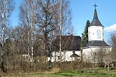 I Lappträsk finns faktiskt två kyrkor invid varandra. T.v. den lilla (finska) kyrkan (byggd 1744-46), i mitten den stora (svenska) kyrkan (1743-46) och t.h. klockstapeln (början av 1720-talet). - De båda kyrkorna återspeglas även i kommunens vapen.