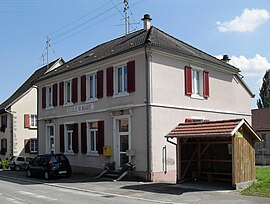 The town hall and school in Liebenswiller