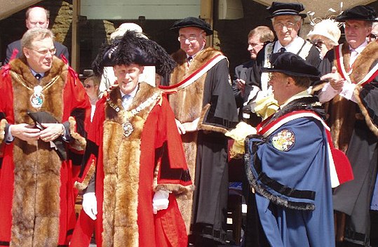 Londons Lord Mayor med andra i ämbetsdräkt.