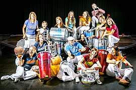 Grupo de alemanes mostrando los instrumentos de la batucada