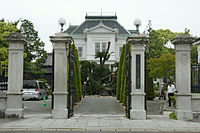 立花伯爵家の邸宅だった白亜の洋館（福岡県柳川市新外町1「御花」）。明治43年に迎賓館として建設された。当時すでに自家発電所を設けており、輸入品のシャンデリアや電気器具を使っていた。今もランプシェイドなど多くの設備が当時のままに残されており、結婚式場などとして使われている[176]。