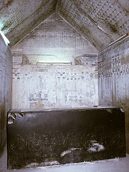 O sarcófago de grauvaque negro de Unas em sua câmara mortuária dentro de sua pirâmide