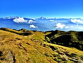 Vuoristomaisemaa Dolakhan piirikunnasta 3 200 m:n korkeudelta. Taustalla Gaurishankar-vuori.