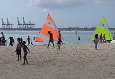 Turisták és a kikötő (a háttérben), Boca Chica