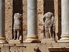 Dos de las estatuas de los intercolumnios. Las originales se hallan en el Museo Nacional de Arte Romano.