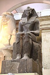 Statue colossale d'un roi de la XIIIe dyn., ensuite usurpée par un dirigeant Hyksôs de la XVe dyn.[note 1] Musée du Caire.
