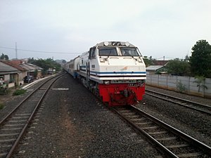 CC 204 10 01 menarik Kereta api Sriwijaya di Stasiun Labuanratu.