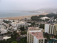אוקיינוס חוף אגאדיר ובתי מלון במבט מבית המלון אנסי הסמוך לחוף אגאדיר (נוצר ב-16 במאי 2015 על ידי אנתר)