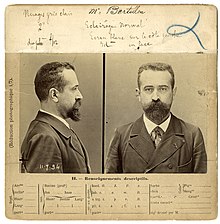 Fiche anthropomorphique d'un homme moustachu et barbu, avec texte ajouté à la main et texte imprimé ; une photo du profil droit, une photo de face. Chemise, nœud de cravatte, veston.