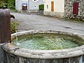 Fontaine avec un grand réservoir cylindrique.