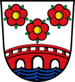 Stadt Simbach a.Inn In Silber über blauen Wellen eine rote Brücke mit drei Bögen, darüber drei, zwei zu eins gestellte, rote heraldische Rosen mit goldenen Butzen und grünen Kelchblättern.