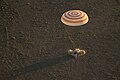 Die Landekapsel mit Fallschirm im Moment des Aufsetzens am 7. Sept.