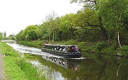 Pogled na kanal i brod na njemu